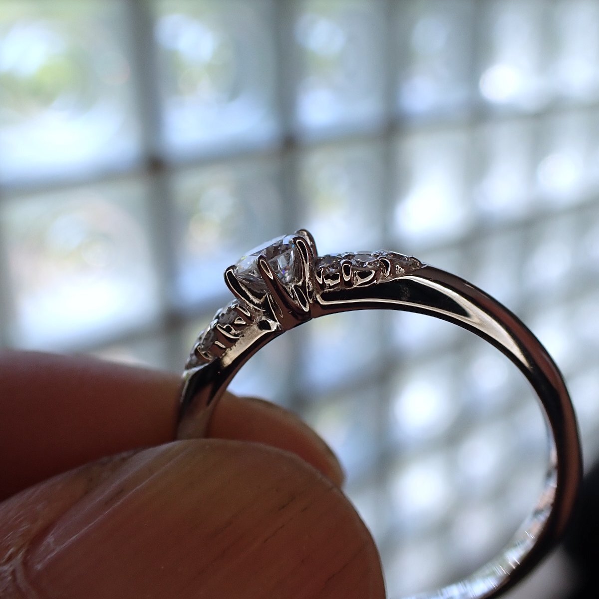 F3872『インフレ時代の賢者は婚約指輪は誰かが損したやつを買う！』天然絶品ダイヤモンド０.２３、０.１４ct 最高級Pt900無垢リングの画像3