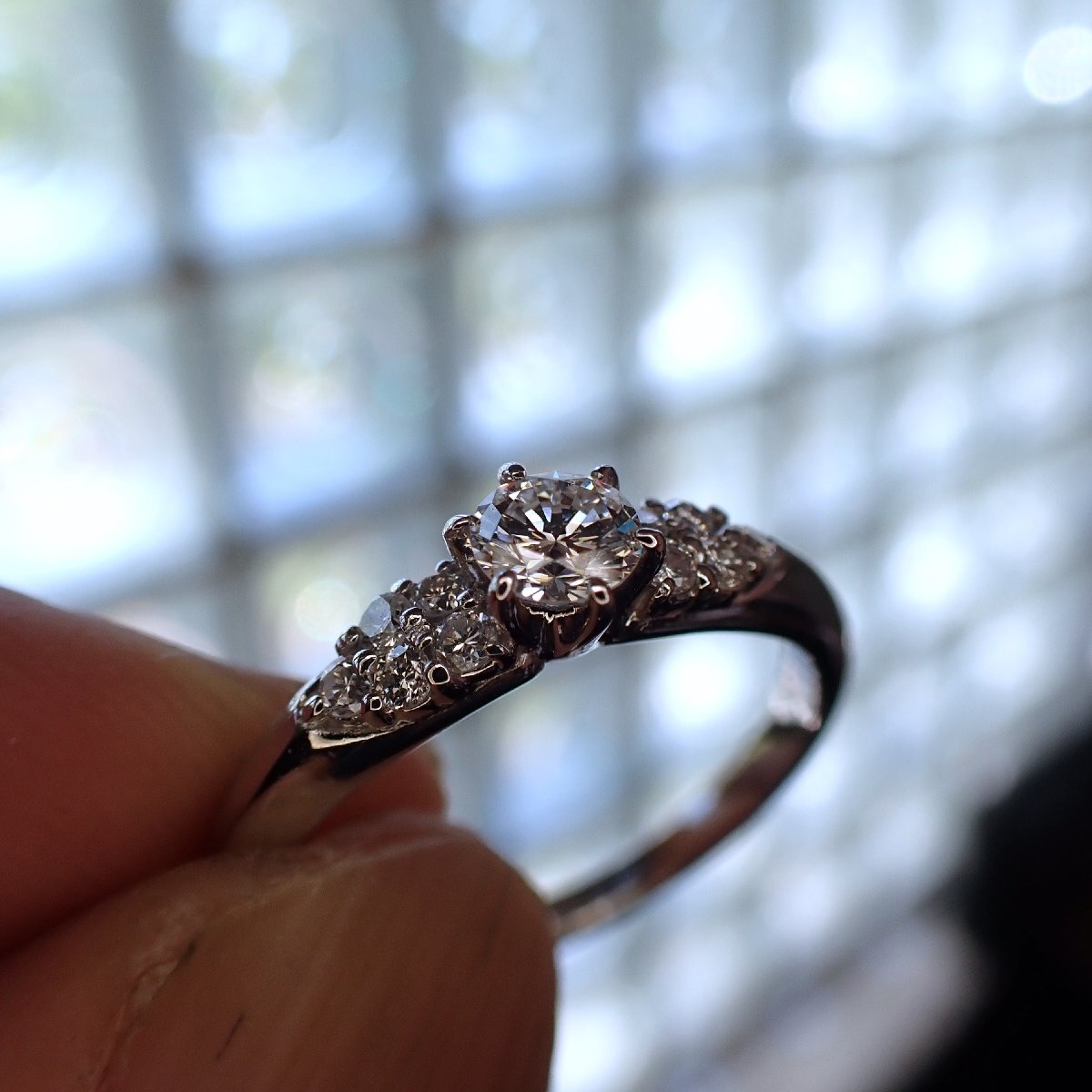 F3872『インフレ時代の賢者は婚約指輪は誰かが損したやつを買う！』天然絶品ダイヤモンド０.２３、０.１４ct 最高級Pt900無垢リングの画像2