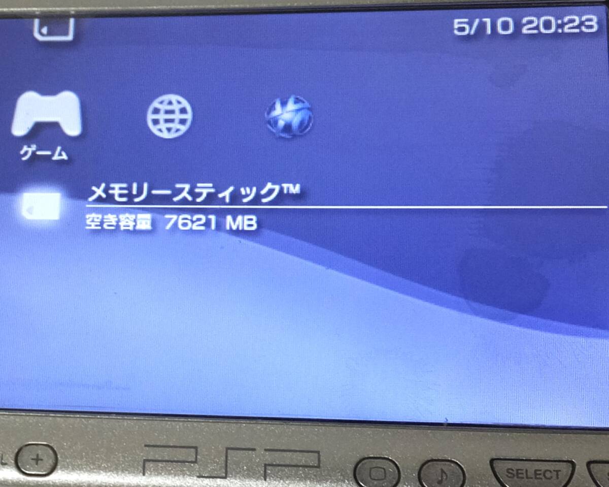 SONY ソニー PSP プレイステーションポータブル 本体 PSP-2000 アイスシルバー ACアダプタ、USBケーブル、メモリースティック（8GB）付き_画像10