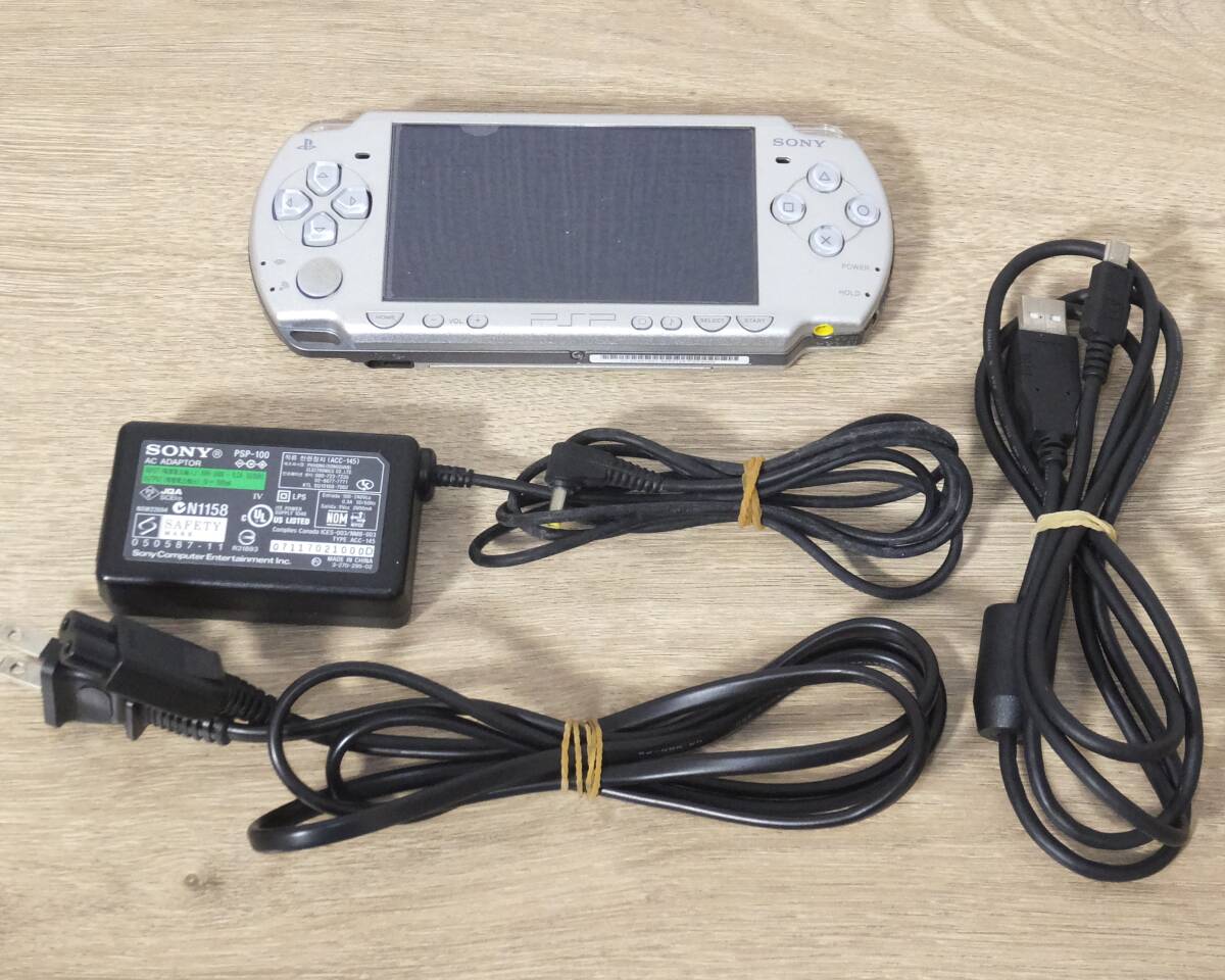 SONY ソニー PSP プレイステーションポータブル 本体 PSP-2000 アイスシルバー ACアダプタ、USBケーブル、メモリースティック（8GB）付き_画像1