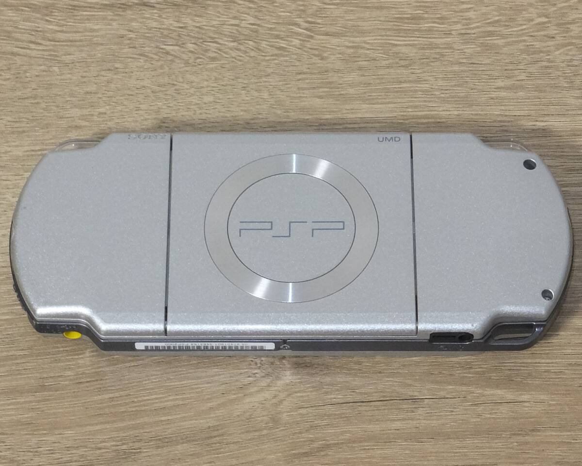SONY ソニー PSP プレイステーションポータブル 本体 PSP-2000 アイスシルバー ACアダプタ、USBケーブル、メモリースティック（8GB）付き_画像3