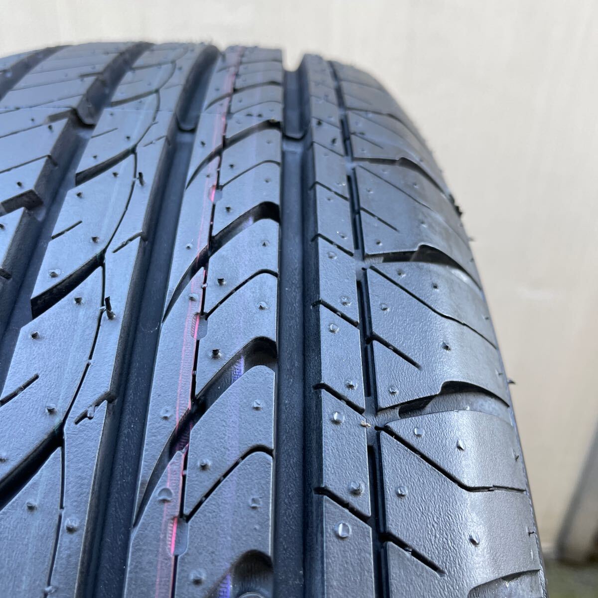 新品同様.超バリ山イボ残り☆2024年式☆KUCCINIルッチーニ☆BUONO DRIVE☆195/65R15☆2本SET