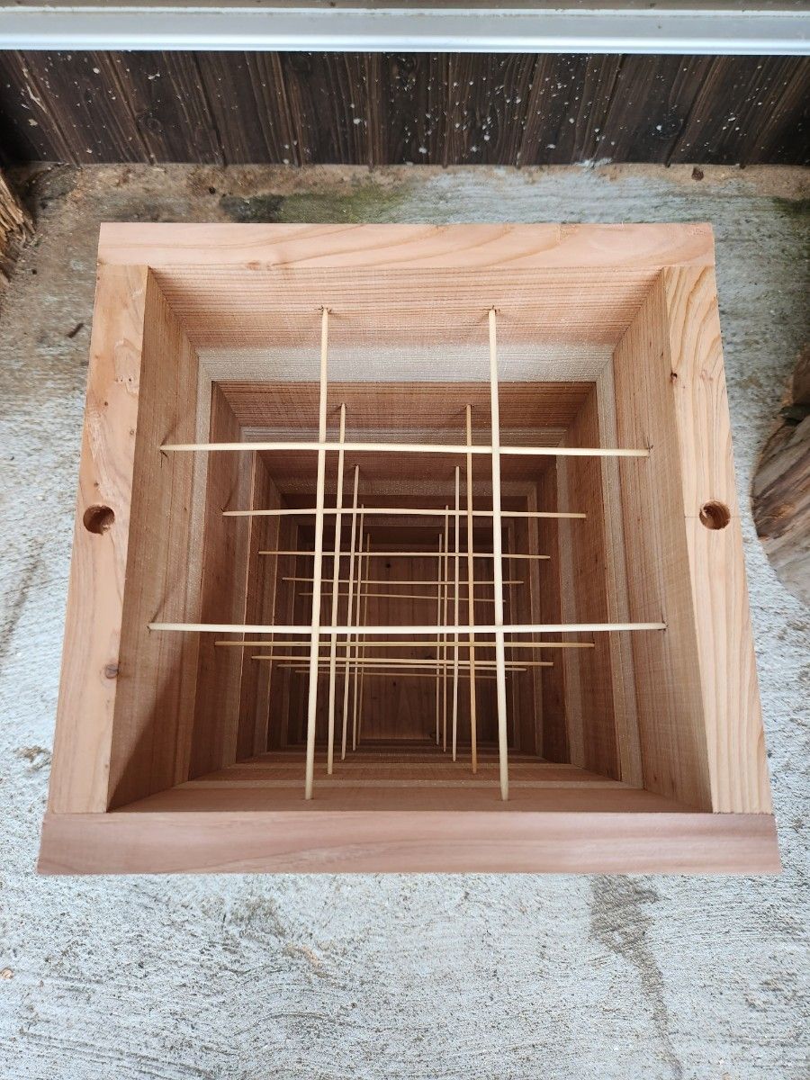 送料無料 熟練大工作製、柾目板使用で重箱に節がほぼ無し、節抜けの心配なし、日本蜜蜂５段重箱式巣箱 みつばち 巣箱