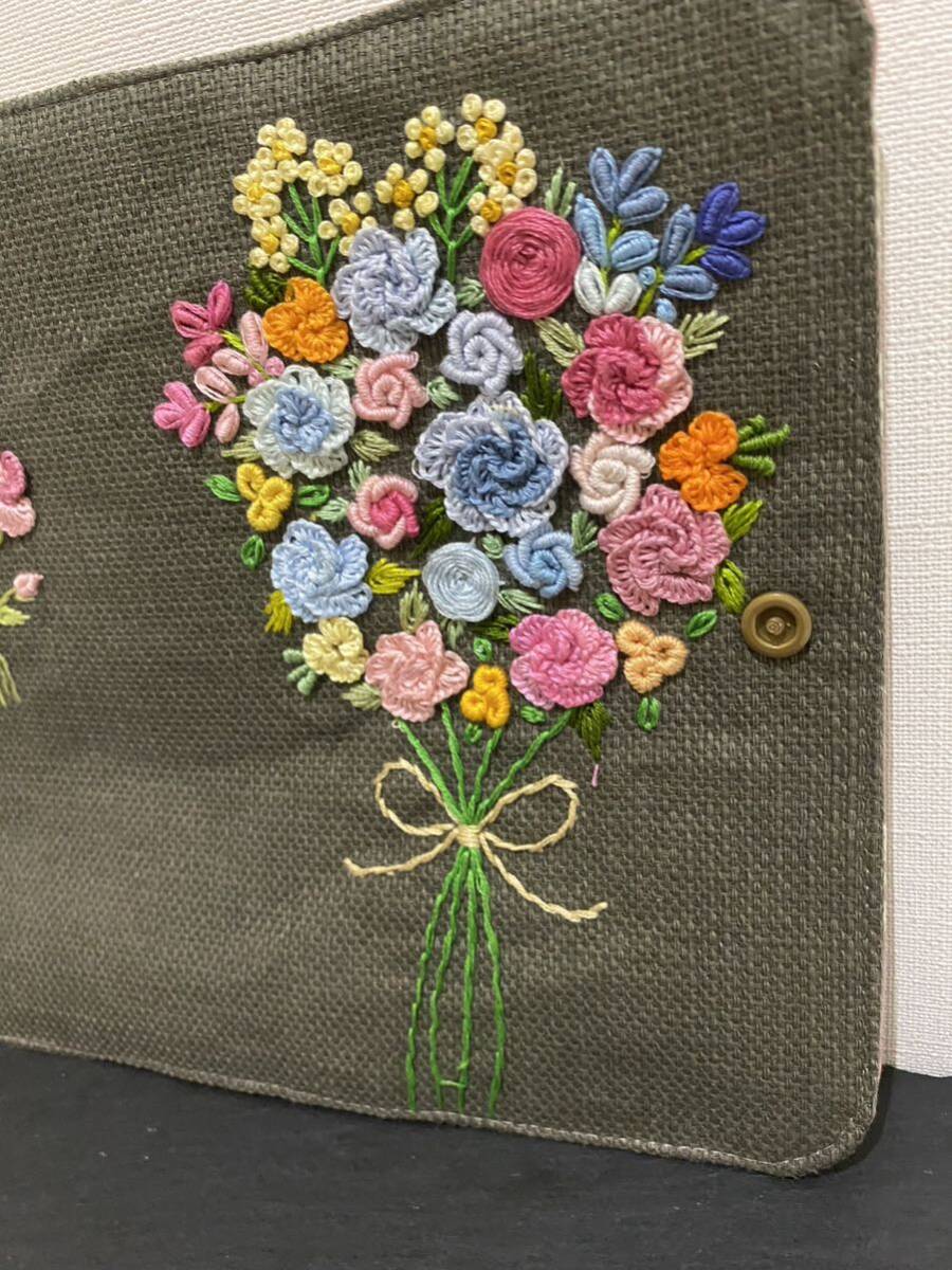 ☆ハンドメイド　☆マルチケース　No 1 お薬手帳入れ　通帳入れ　母子手帳入れ　プレゼント　手刺繍　花　花束　リネン_画像4