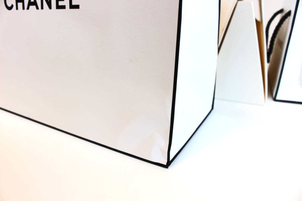 ★CHANEL シャネル プレゼントBOX ギフトBOX 2023ホリデー クリスマスコフレ 紙袋 S Mサイズ 2組セット コットンプレゼント付き コスメ　　_大袋の角に少しダメージあります。