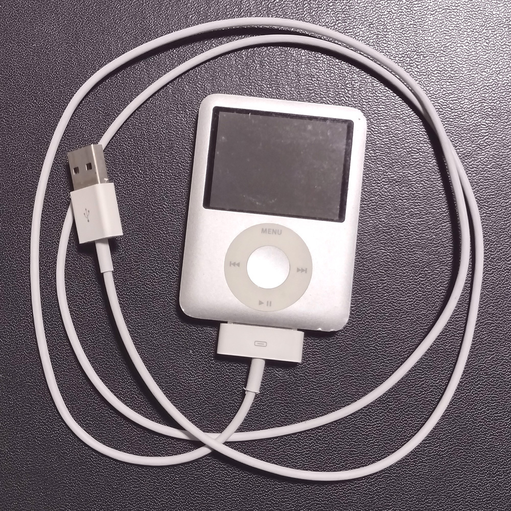 iPod nano (第3世代) 8GB 挙動不振・バッテリー上がり・ジャンク品 USB接続ケーブル付属_画像2