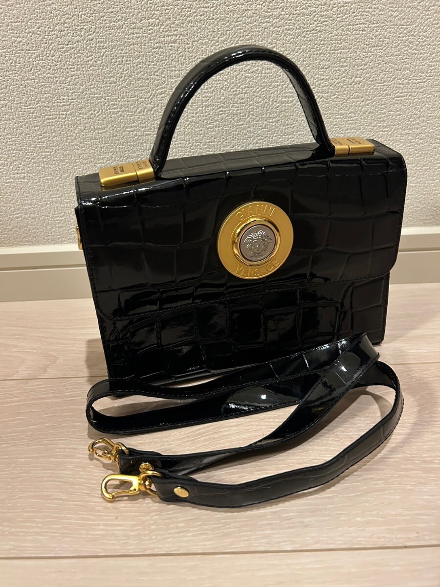 美品　Versace ヴェルサーチ 2way シャインクロコダイル　ハンドバッグ ショルダーバッグ メデューサヘッド　ゴールド金具　レザー　黒　_画像1