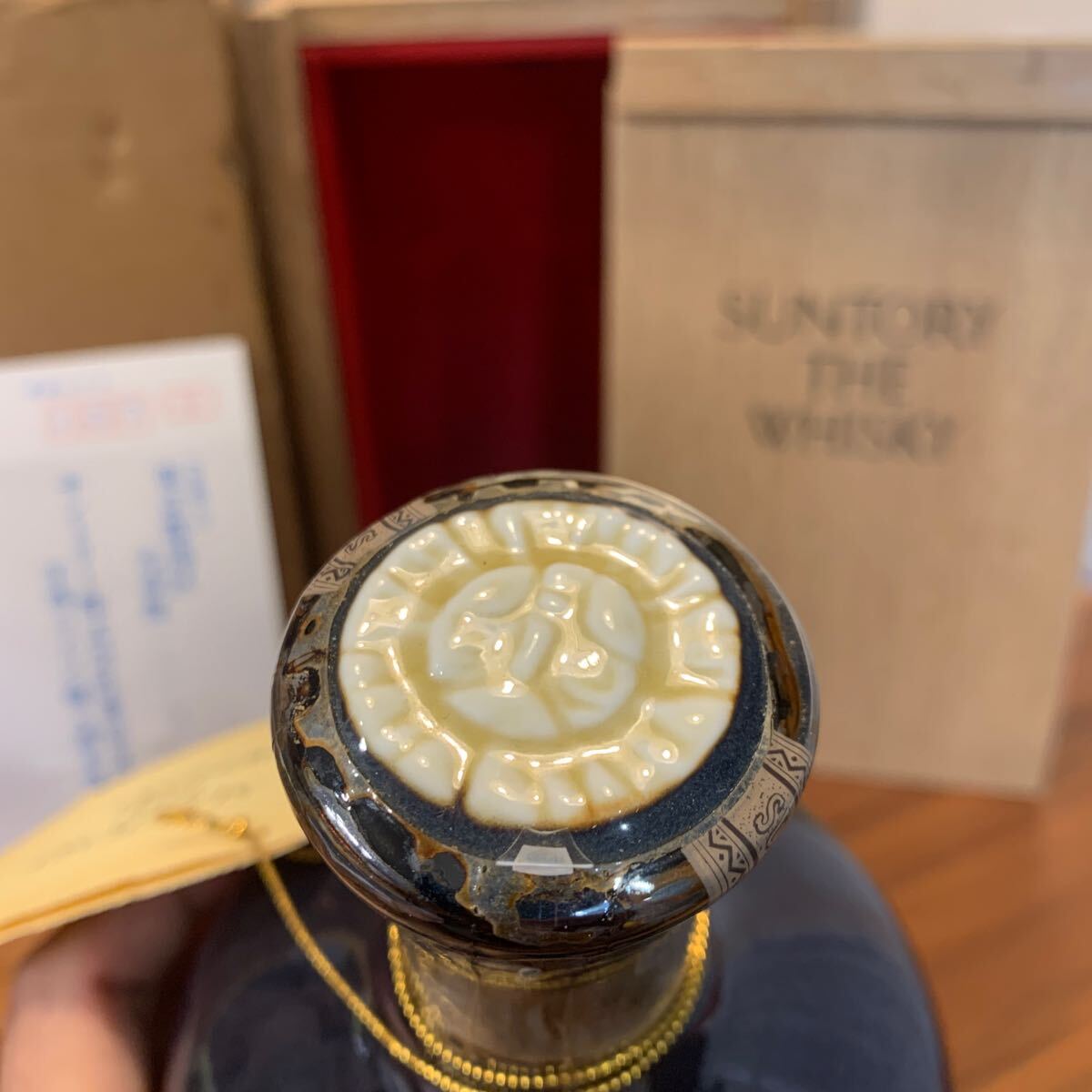 サントリー　ザ　ウイスキー　有田焼 陶器ボトル 古酒 SUNTORY THE WHISKY 重量1309g 、冊、木箱付き　未開封