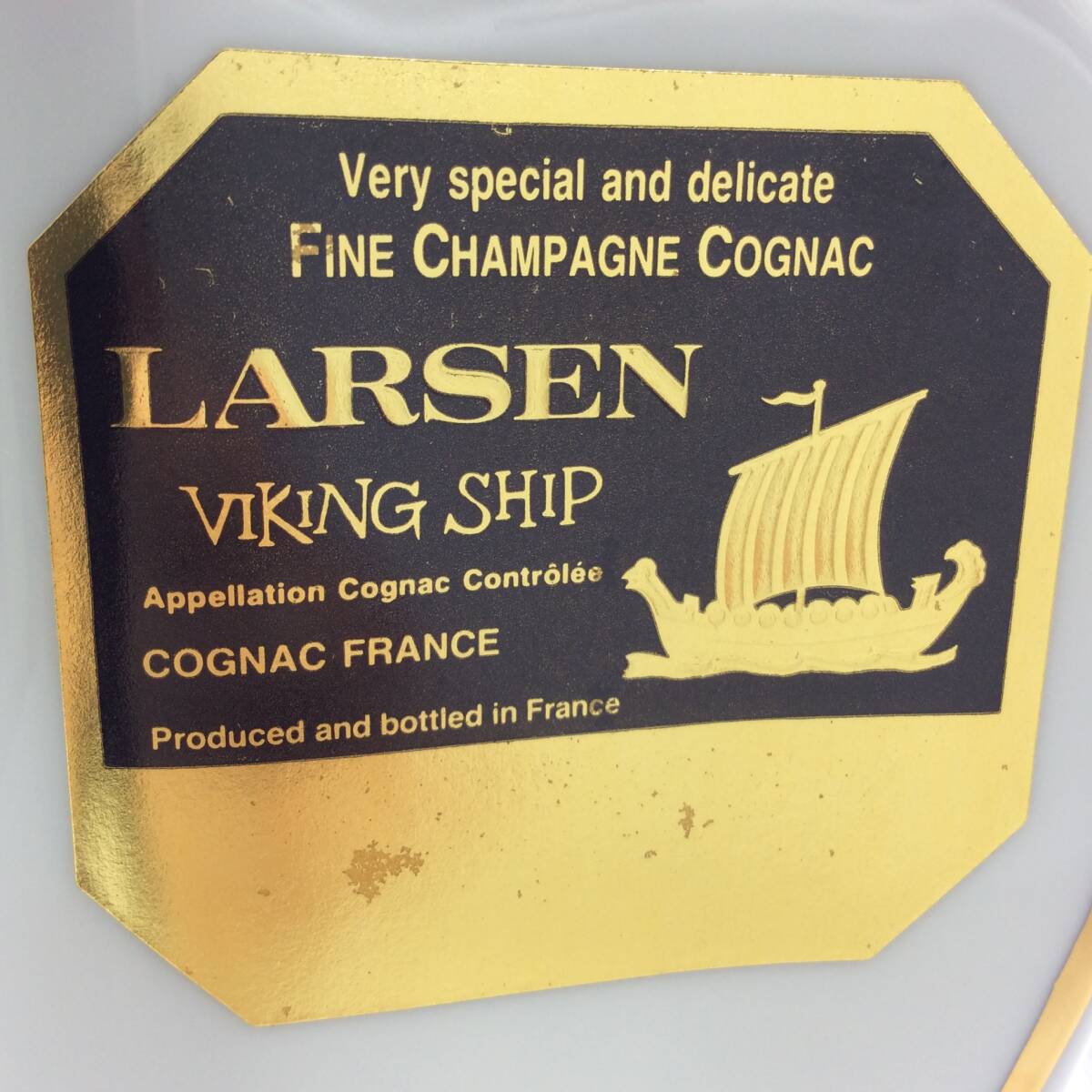 BB28♪＜未開栓＞LARSEN ラーセン VIKING SHIP ヴァイキング シップ COGNAC コニャック 白 約1390ｇ 陶器ボトル 洋酒 古酒♪_画像3