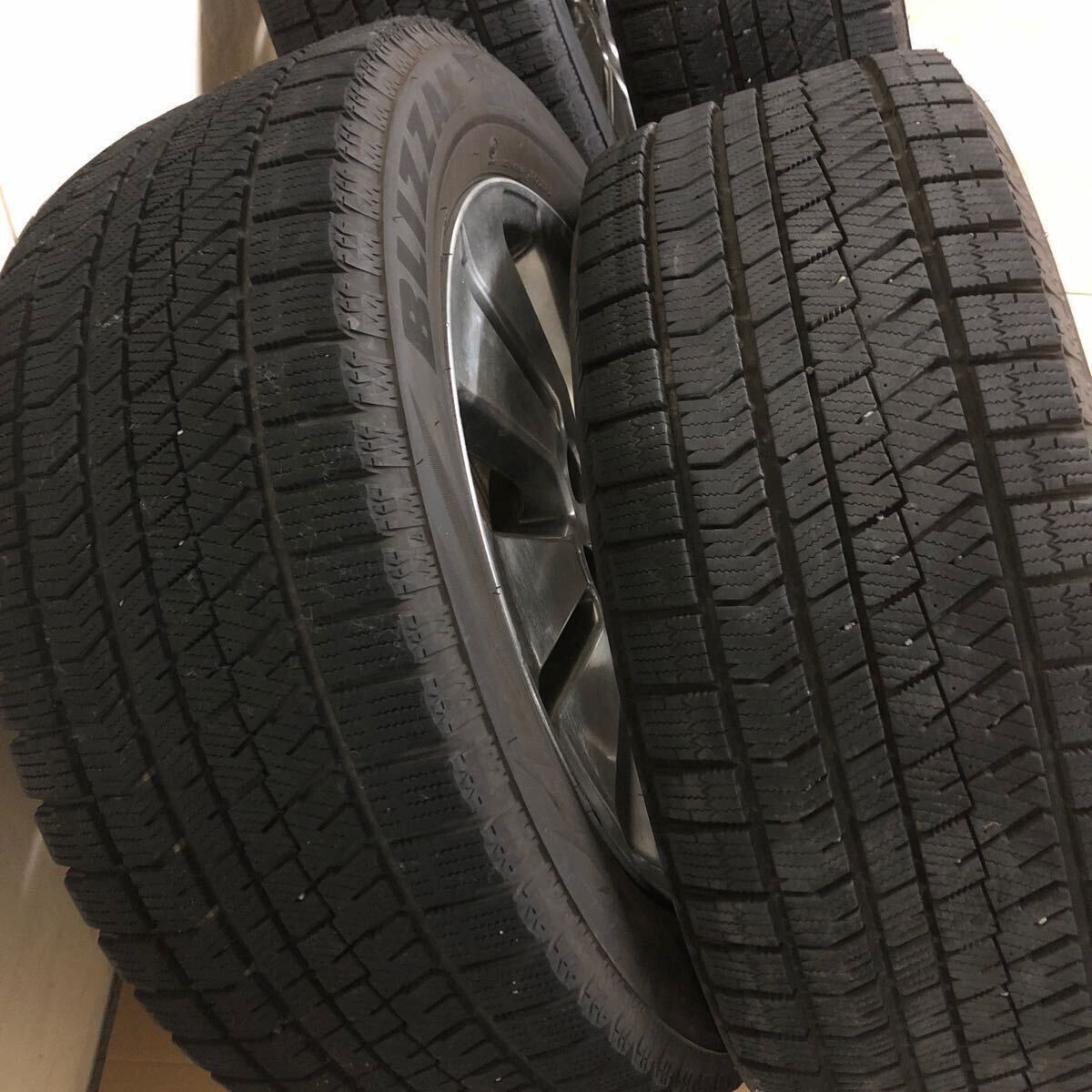 ブリヂストンBRIDGESTONEブリザックBLIZZAK GX02 225/55R17×4本 中古品 アルファードMNH10Wにて使用スタッドレスタイヤ純正ホイール付き_画像3