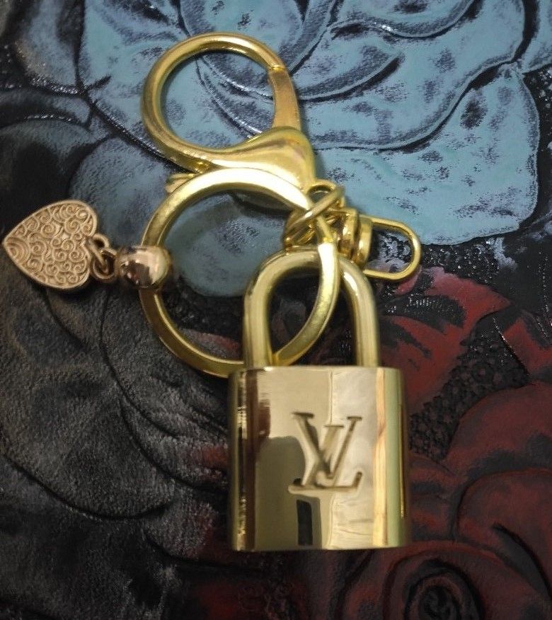 ルイヴィトン314 カデナ南京錠　鍵無し　ゴールド色　美品　キーホルダーメタルチャーム　アクセサリー　