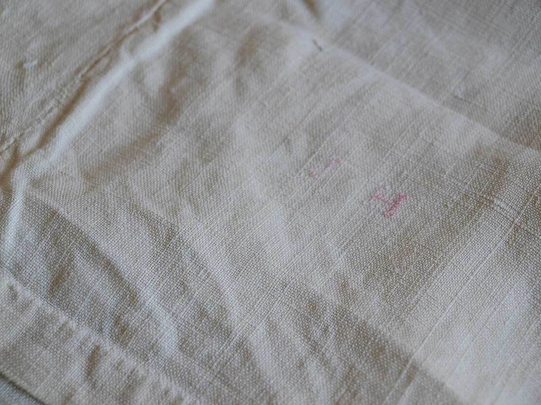 継ぎのあるシャンブルリネン 小さな刺繍入り 205cm×350cm イニシャル ホワイトリネン フランス アンティーク/J892_画像9
