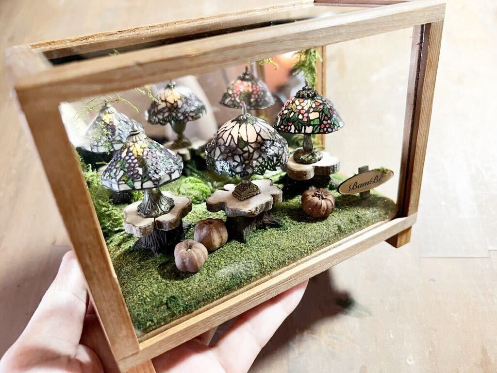 「森のランプパーティー3」木枠ガラスケース　ステンドグラス　ドールハウス　ミニチュアアート　ジオラマ　カボチャ　木の実_画像3