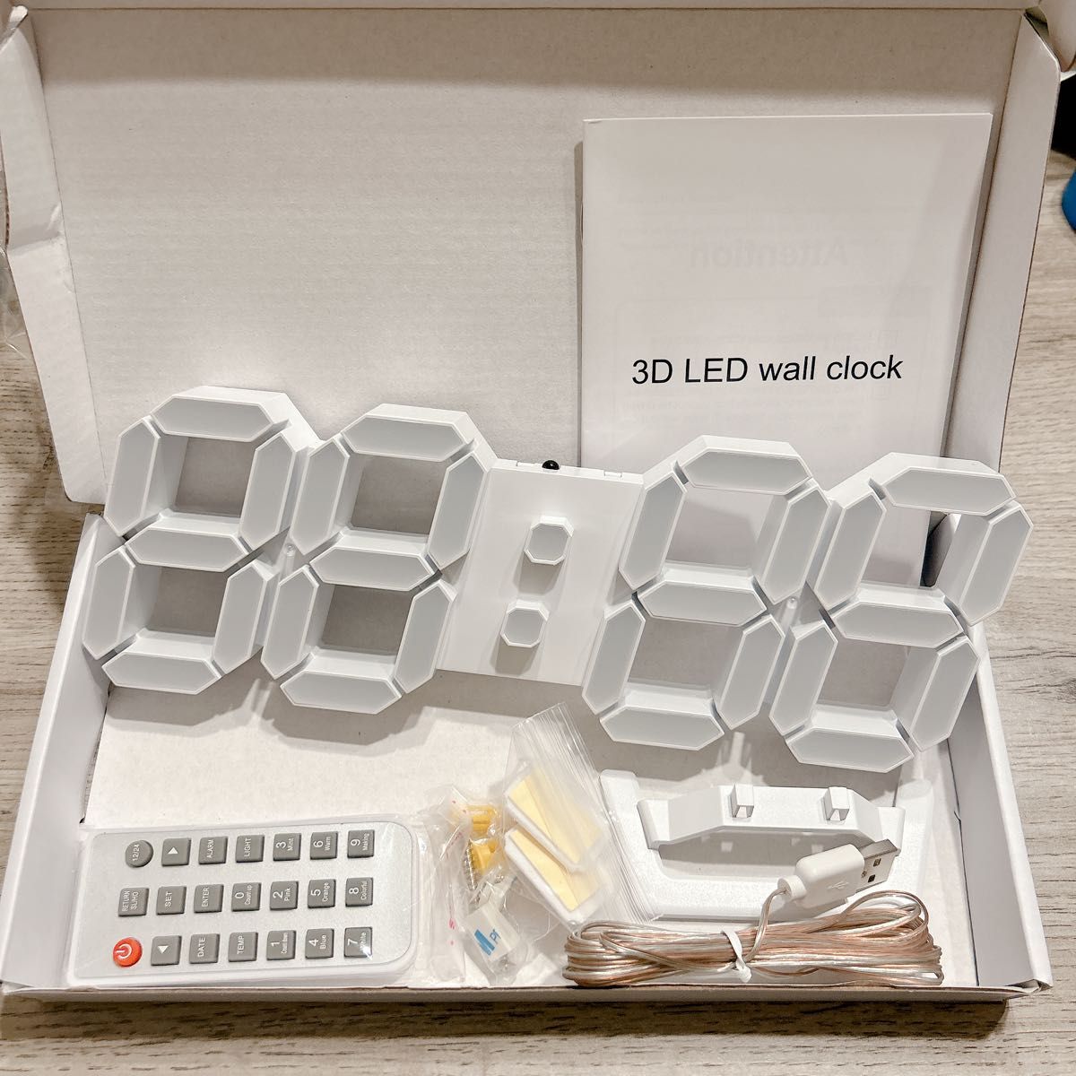 LEDデジタル時計目覚まし時計 3D LED時計置き時計掛け時計アラーム機能付き インテリア