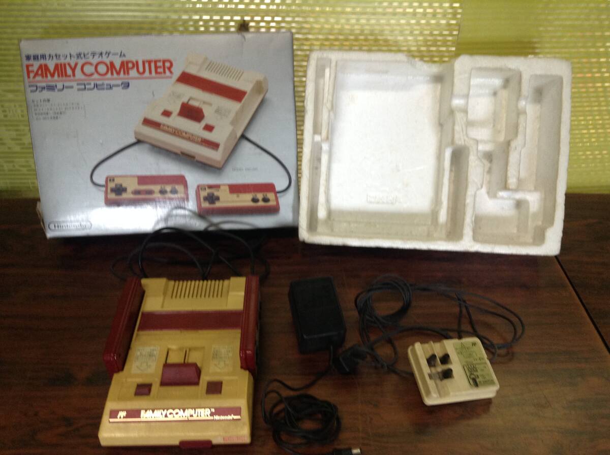 Nintendo Famicom console w/box tested 任天堂 ファミコン 本体1台 箱付 動作確認済 D696Tの画像1