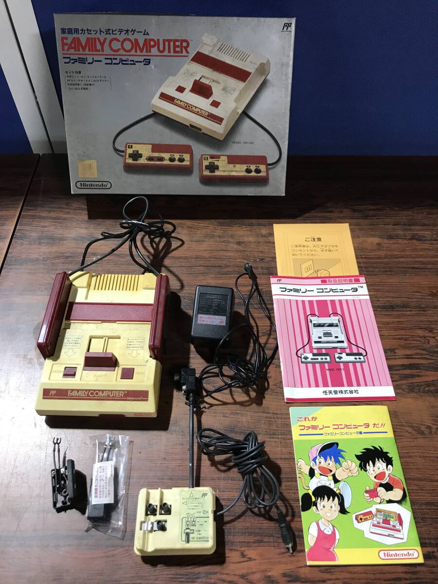Nintendo Famicom console w/box tested 任天堂 ファミコン 本体1台 箱付 動作確認済 D723Tの画像1