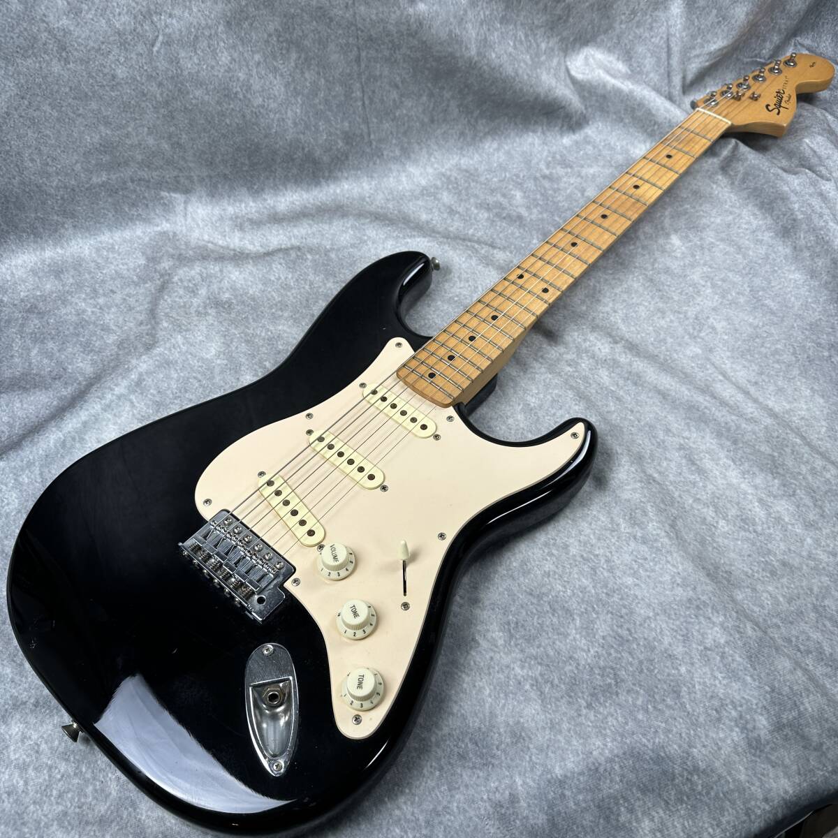 【通電確認のみ】Squier by Fender スクワイヤー ストラトキャスター エレキギター Affinity Series 中国製 ブラック ラージヘッド(KM-025)_画像1