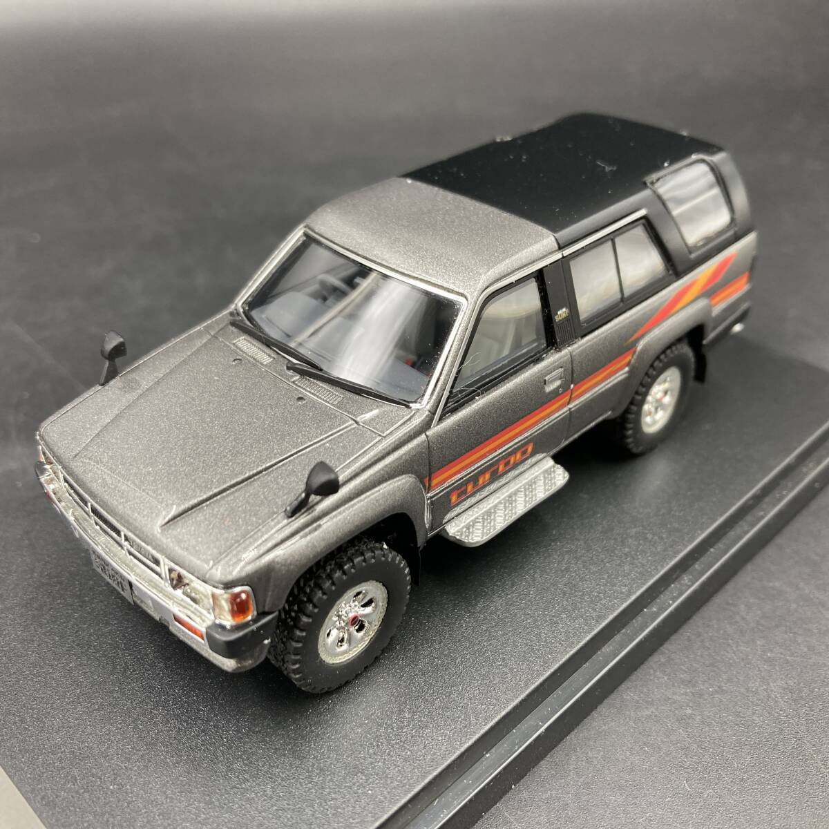 BQ3023 ハイストーリー 1/43 Toyota HILUX 4WD SURF SSR 1985 ダークグレーメタリック ミニカー_画像2