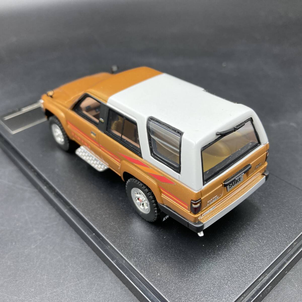 BQ3025 ハイストーリー 1/43 Toyota HILUX 4WD SURF SSR 1985 ブライトゴールドメタリック ミニカー_画像4