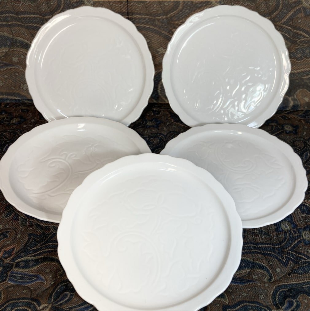 レトロ 伊万里焼 観山窯 唐草浮彫 平取皿 5寸 15.5cm Kanzan Klin Imari ,White Porcelain Plates_画像1