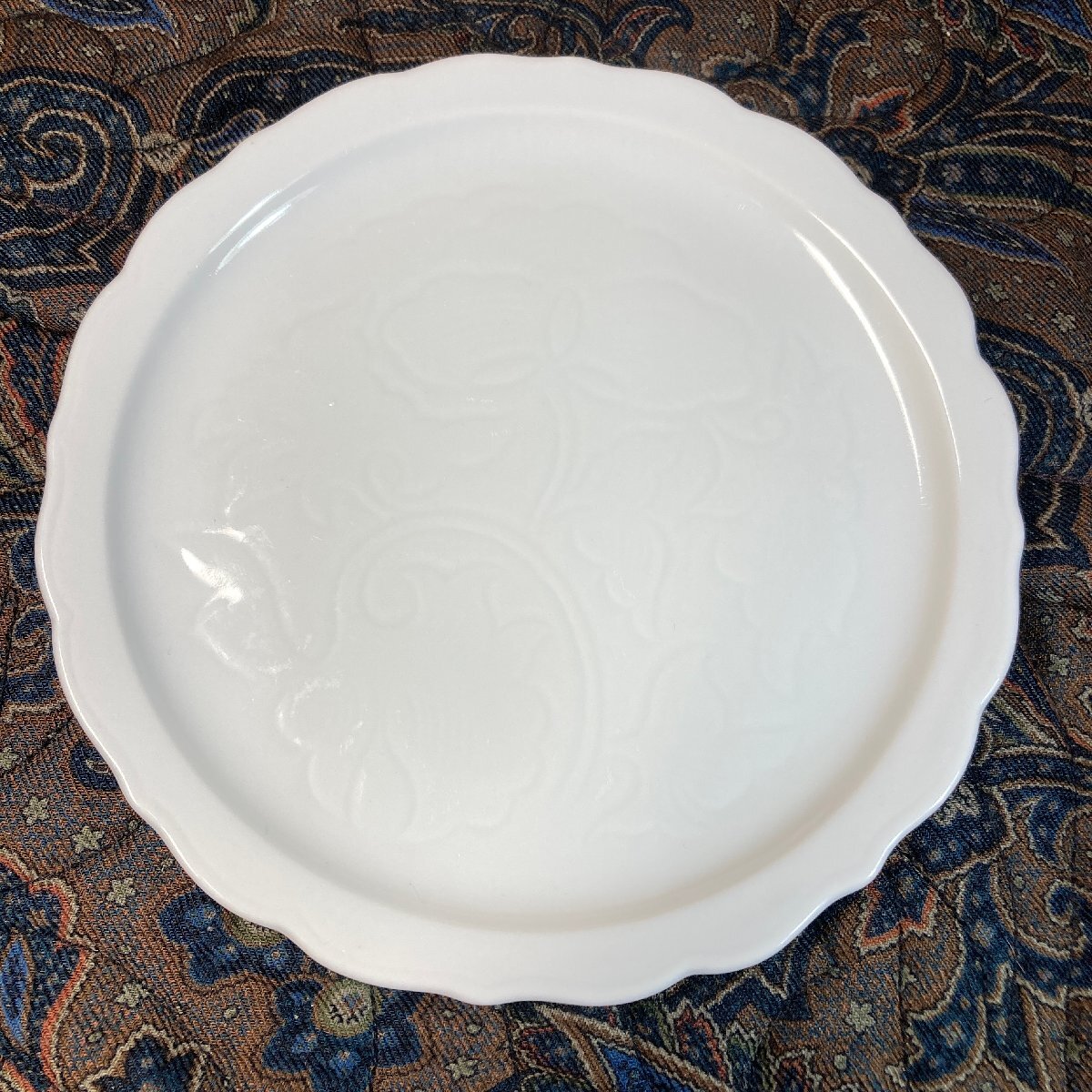 レトロ 伊万里焼 観山窯 唐草浮彫 平取皿 5寸 15.5cm Kanzan Klin Imari ,White Porcelain Plates_画像3