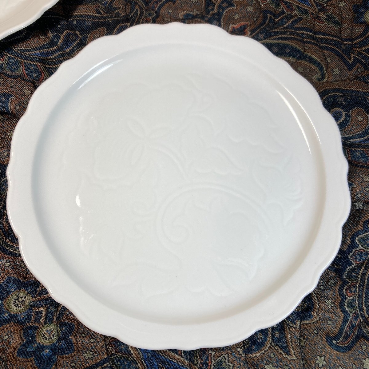 レトロ 伊万里焼 観山窯 唐草浮彫 平取皿 5寸 15.5cm Kanzan Klin Imari ,White Porcelain Plates_画像2
