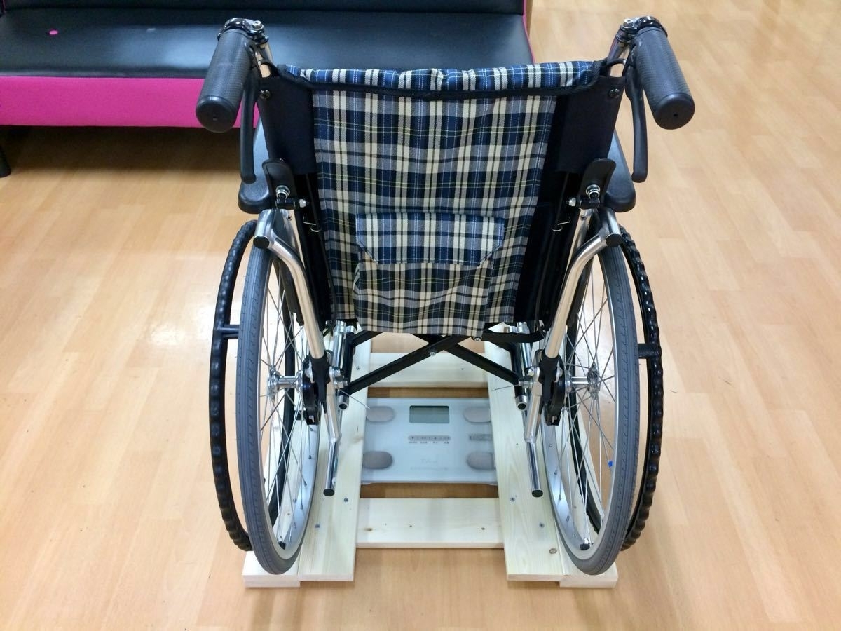 介護、グループホーム必見 車椅子用体重計セット　送料無料!_体重計のデジタルが止まるのを確認する