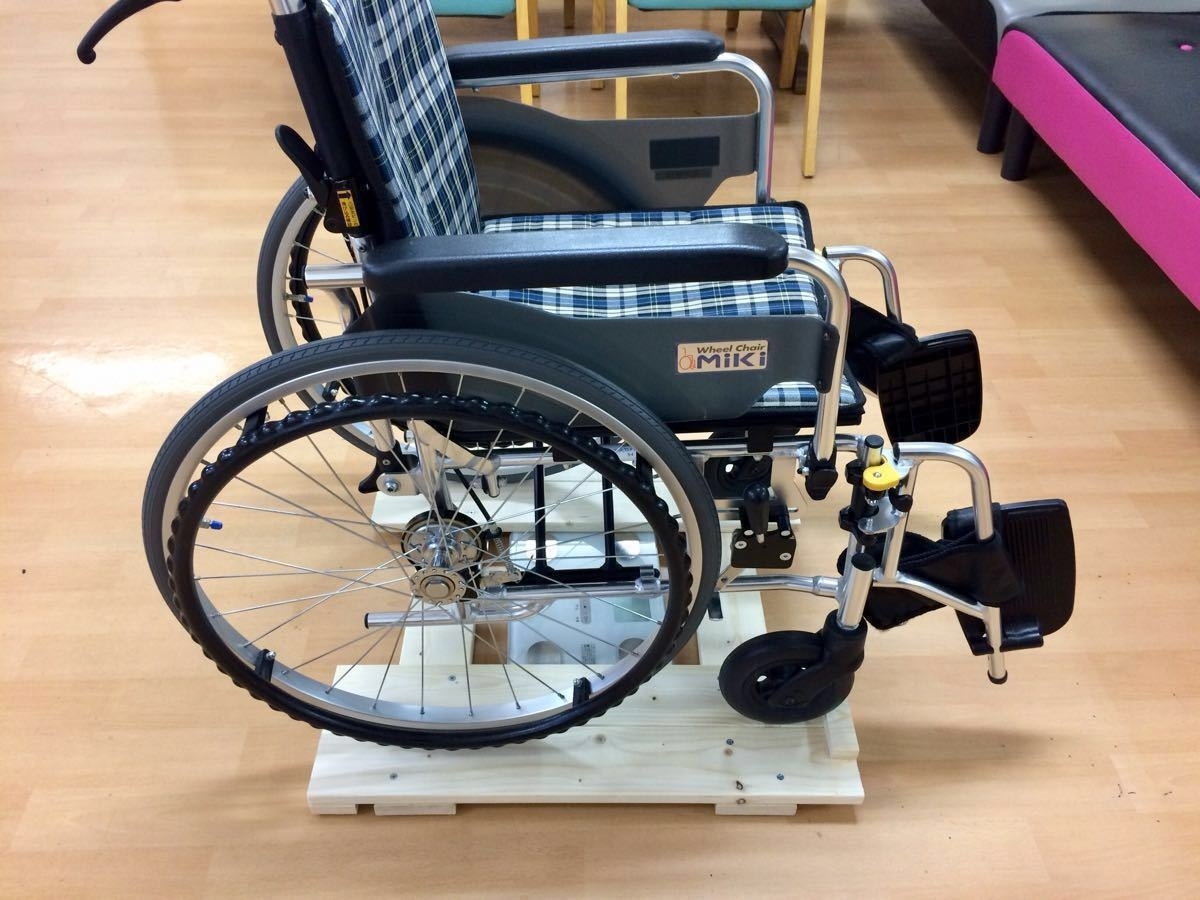 介護、グループホーム必見 車椅子用体重計セット　送料無料!_そのまま前のストッパーまで進める
