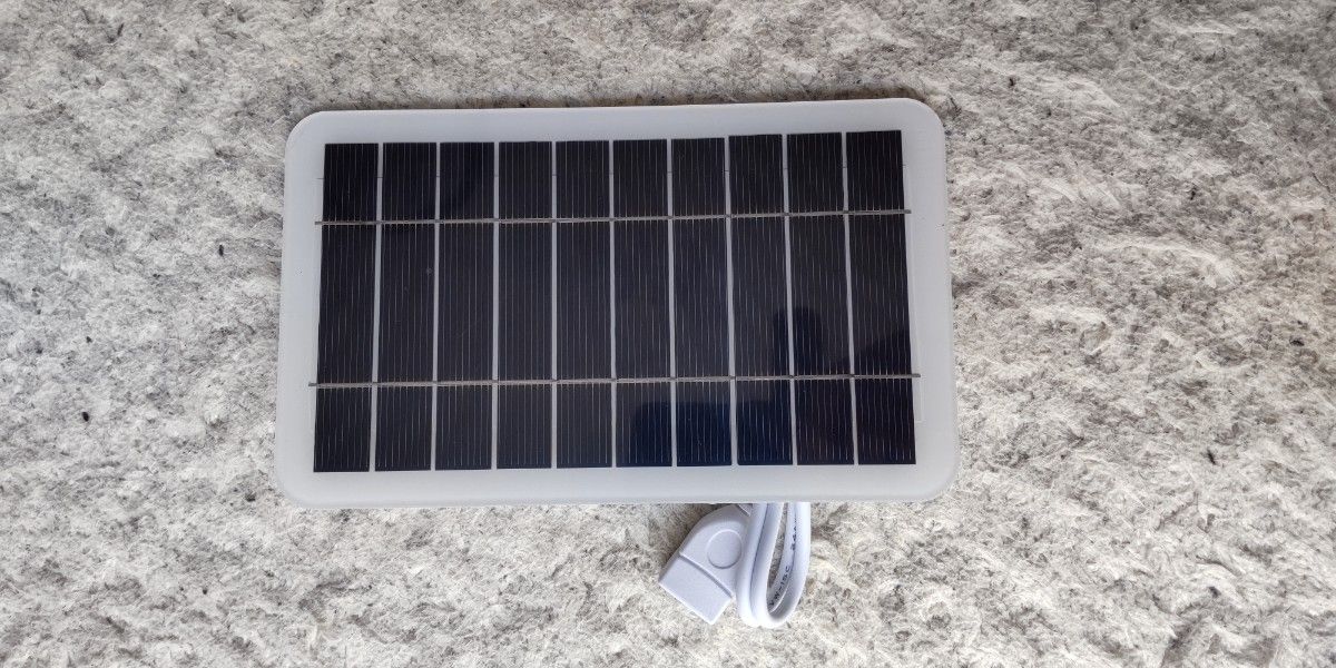 ソーラー充電 携帯充電器 薄型 太陽光 軽量 ソーラーパネル