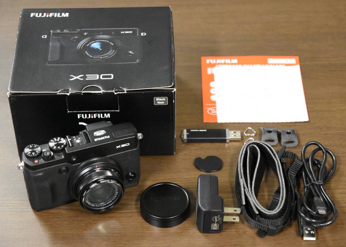 【美品・即決あり】FUJIFILM プレミアムコンパクトデジタルカメラ X30 ブラック FX-X30B_画像1