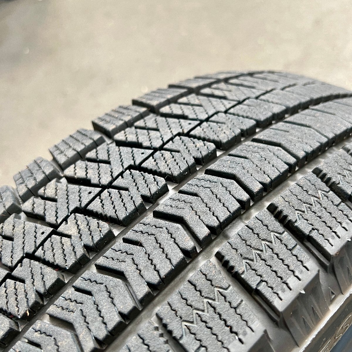 スタッドレスタイヤ1本　BRIDGESTONE BLIZZAK VRX2(ブリヂストン ブリザック)　195/65R15　2023年製　3/5ミリ_画像4