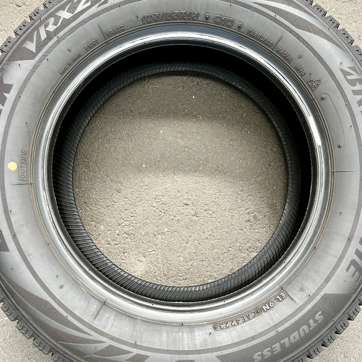 スタッドレスタイヤ1本　BRIDGESTONE BLIZZAK VRX2(ブリヂストン ブリザック)　195/65R15　2023年製　3/5ミリ_画像2