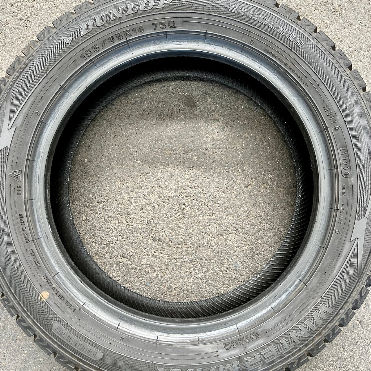 スタッドレスタイヤ2本セット　DUNLOP WINTER MAXX WM02(ダンロップ ウィンターマックス)　155/65R14　2023年製　3/5ミリ_画像5