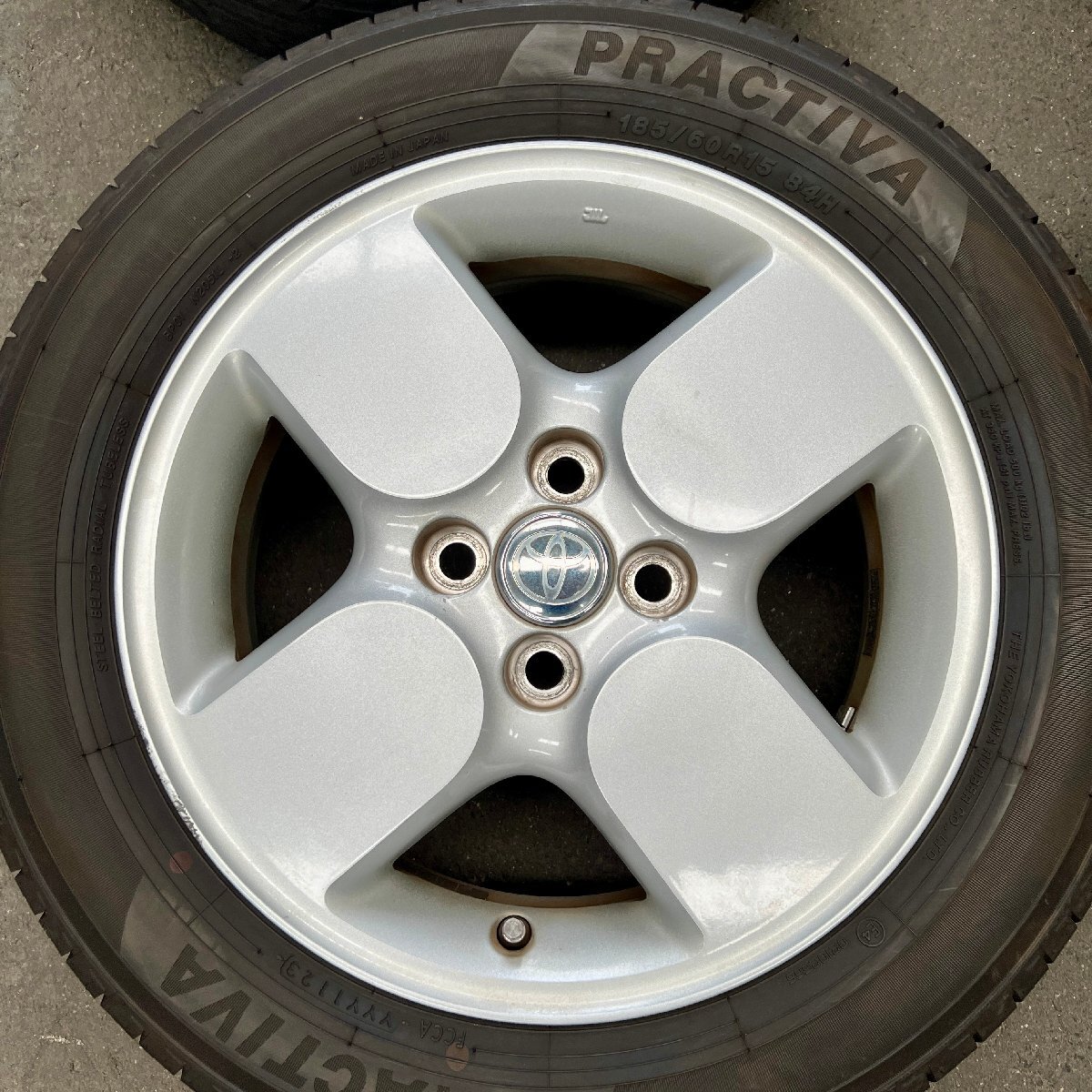 タイヤ付き純正ホイール4本セット　シエンタ　NCP81G　15×5 1/2JJ　+33　100　4穴　185/60R15　18・23年製　2・5ミリ_画像2