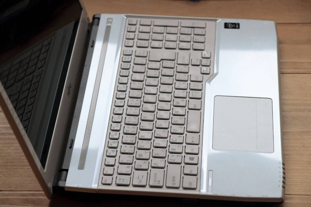 富士通 LIFEBOOK WA1/S Core-i7 8GB 256GBSSD 白 AH53/S同等機種