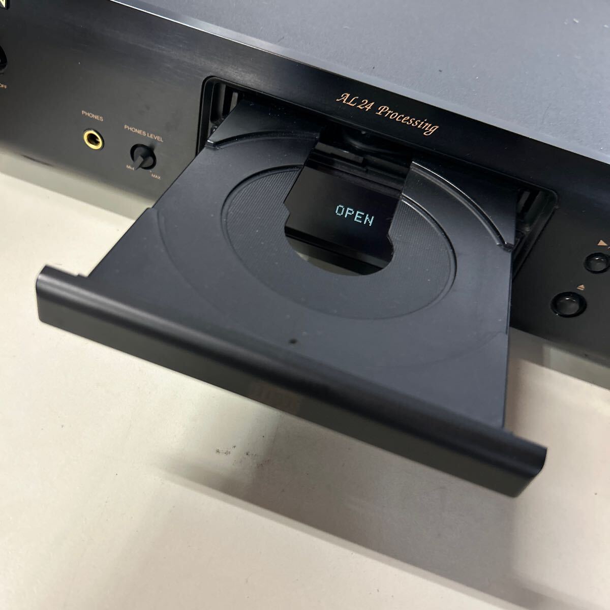 DENON DCD-755AE デノン CDプレーヤー 通電OK トレイは勝手に出てくる　ジャンク_画像2