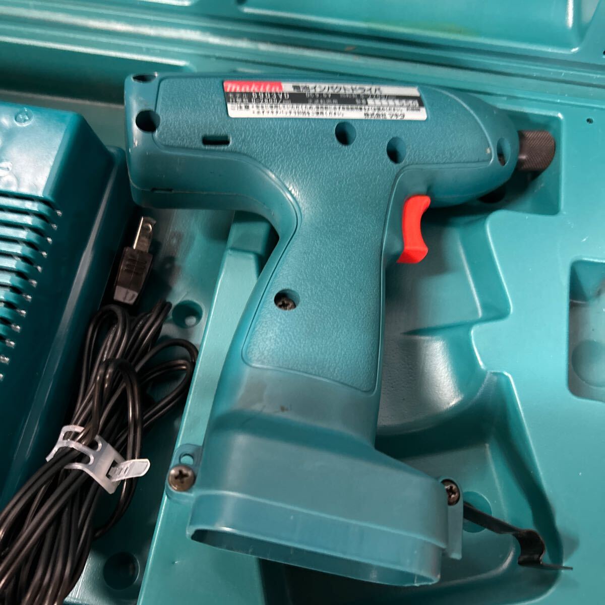 makita 6903VD マキタ コードレス 電池インパクトドライバ　電動工具 充電式 動作未確認　ジャンク_画像4