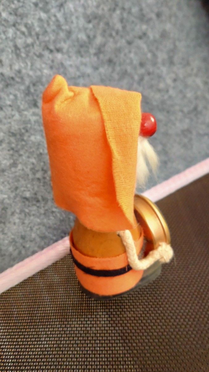 首振り人形,昭和レトロ　　　　　　温度計を抱えた木製人形(置物 ) 