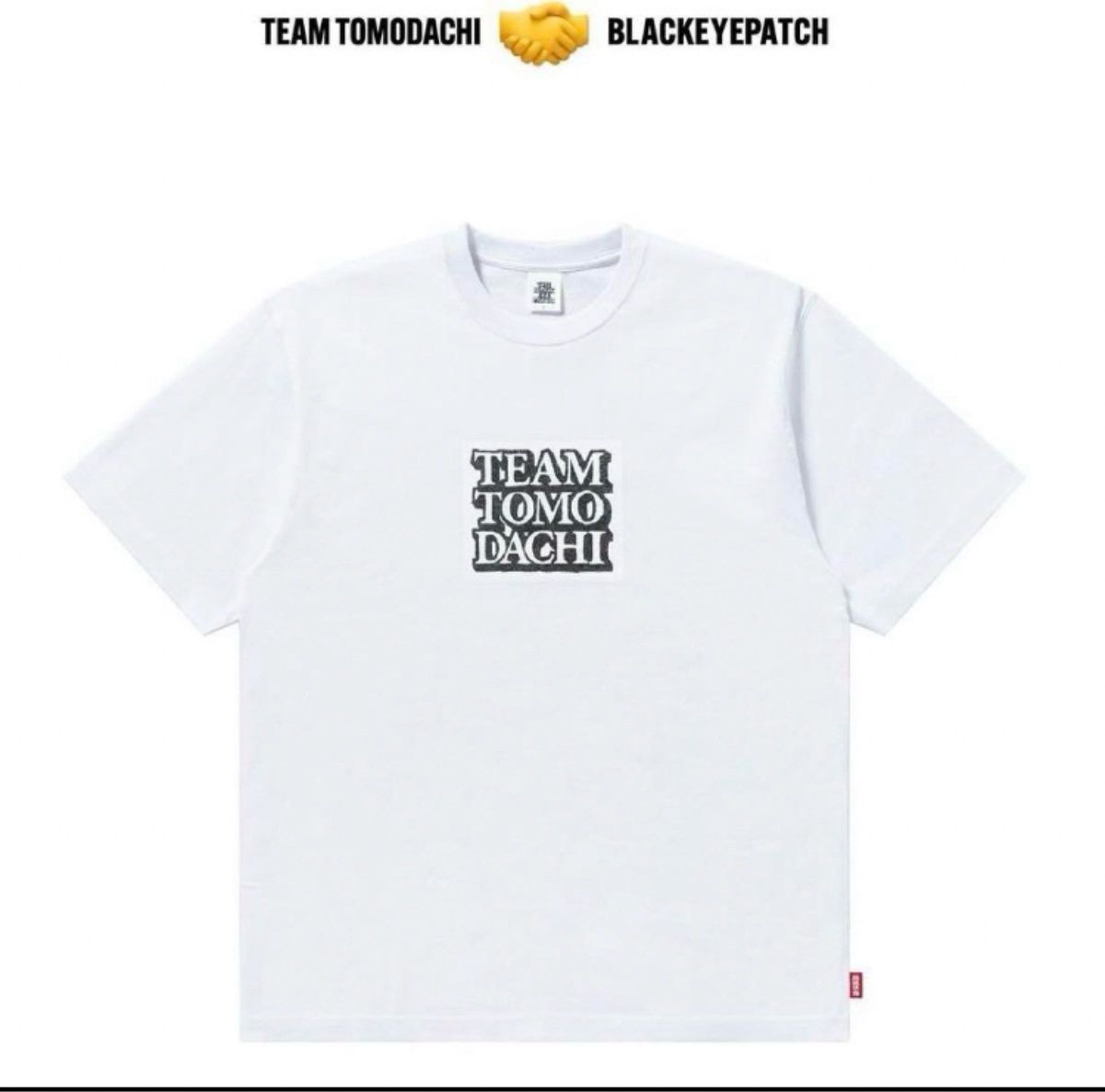 TEAM TOMODACHI LABEL TEE WHITEチーム友達×ブラックアイパッチ TEAM TOMODACHI LABEL TEE WHITEチーム友達×ブラックアイパッチ