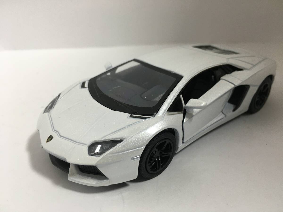 ランボルギーニ アヴェンタドール LP700-4 パールホワイト キンスマート社製 1/38ミニカー_画像7