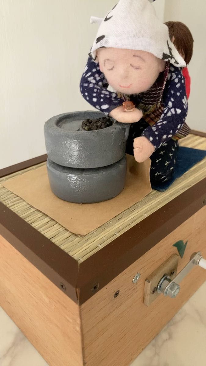 手作り からくり人形 石臼をまわしてそばを挽くおばあさんと子供