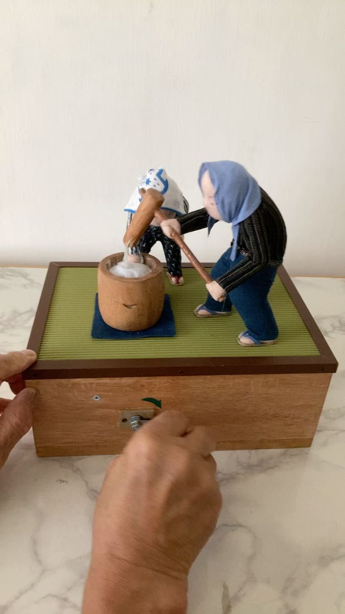 手作り からくり人形 餅つきをするおじいさんとおばあさん2