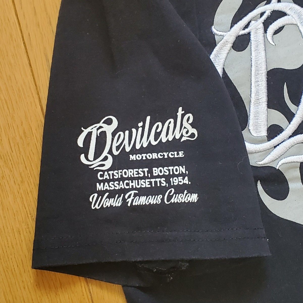 【美品･人気･レアＴシャツ】DEVILCATS Ｌ 黒 バック 刺繍 プリント ブラック Black 半袖