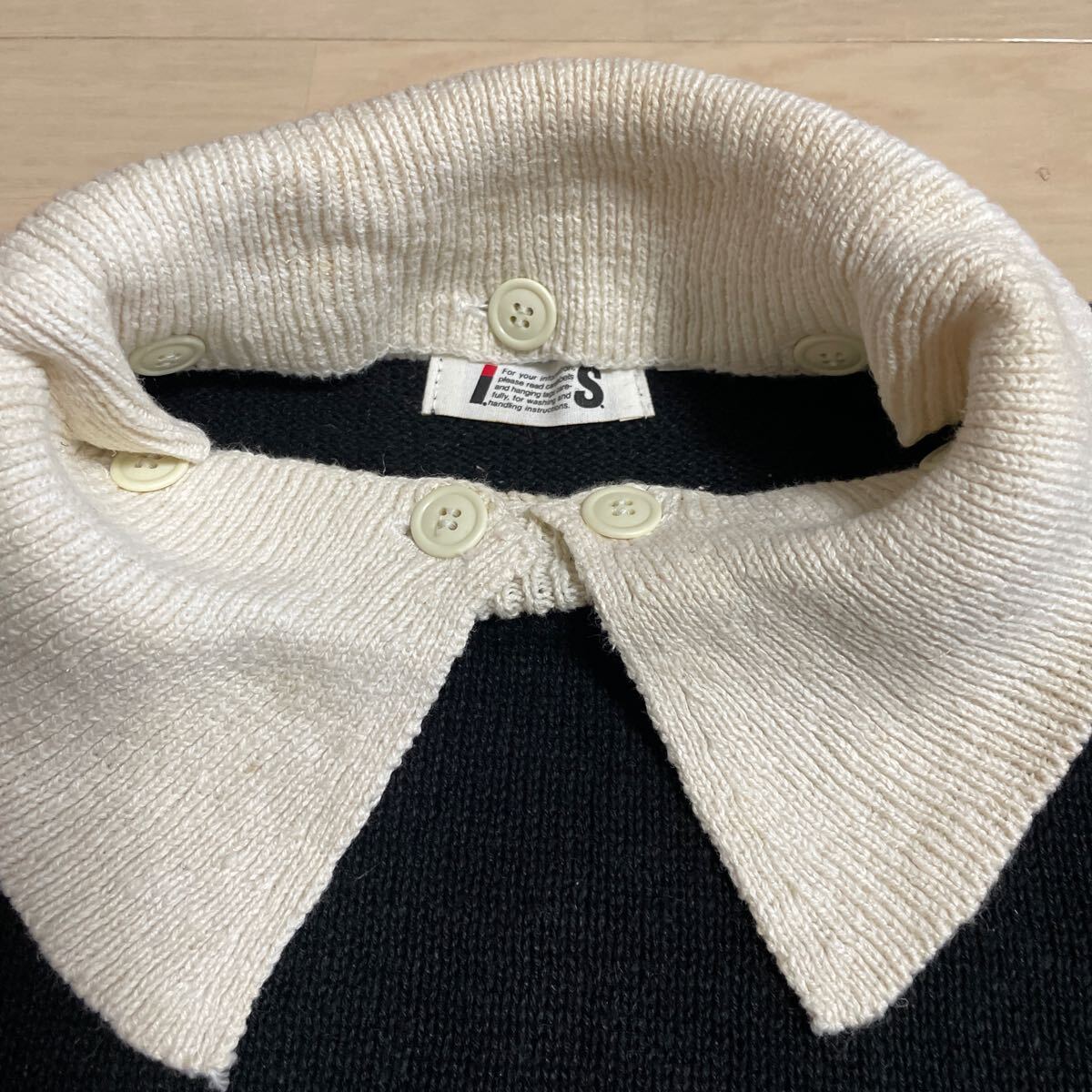 i.S イッセイミヤケ　セーター　黒　襟とラインは生成　綿麻　新品ですが白い部分にシミがあり　香港製　サイズ9_画像2