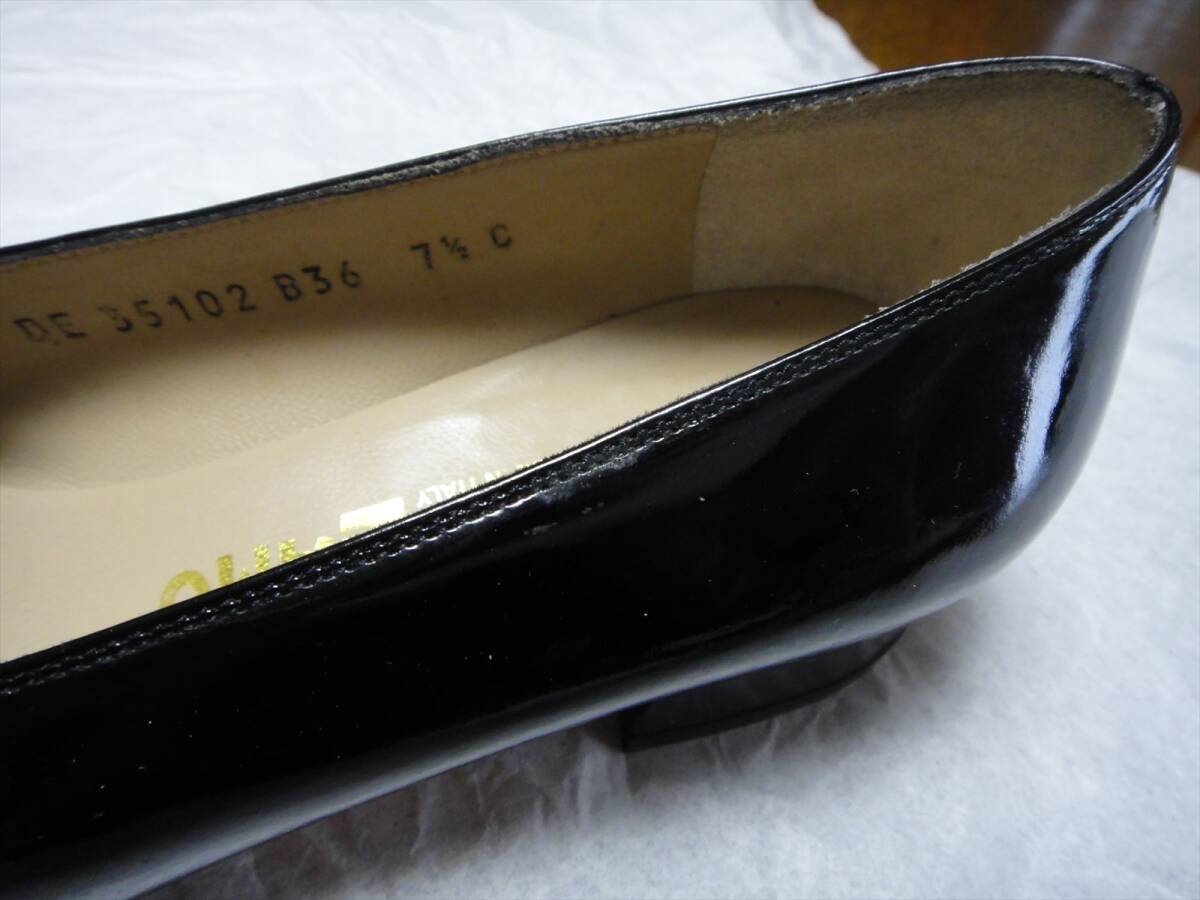 2405007 - Salvatore Ferragamo サルバトーレ フェラガモ GALAXY パンプス クロ エナメル風 size 7 1/2 C 使用少 長期保管 靴底補強ありの画像7