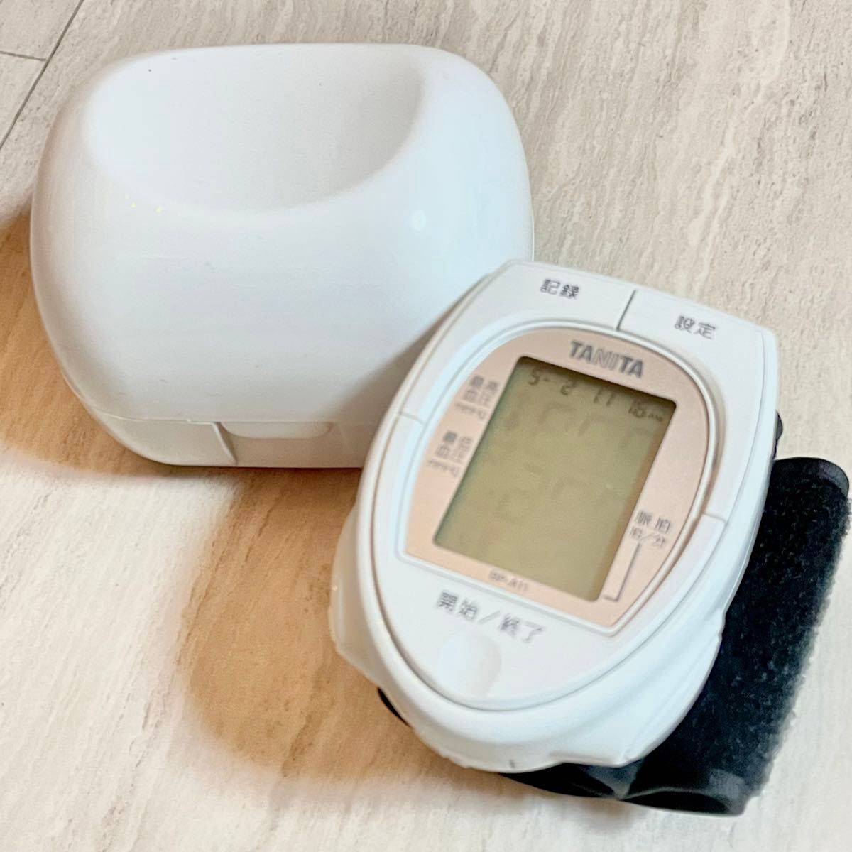 美品　手首式血圧計 BP-A11 （ホワイト）