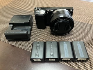 SONY ミラーレスカメラ NEX-５N 中古訳あり品　バッテリー4本 ＆ 充電器セット_画像1