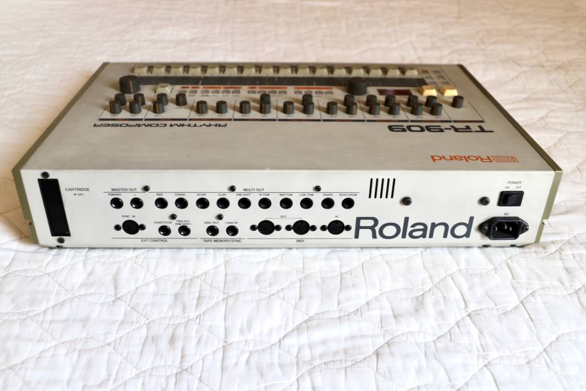 ROLAND rhythm machine TR-909