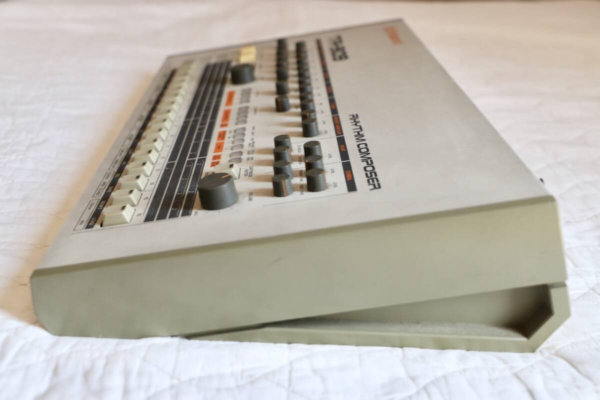 ROLAND rhythm machine TR-909