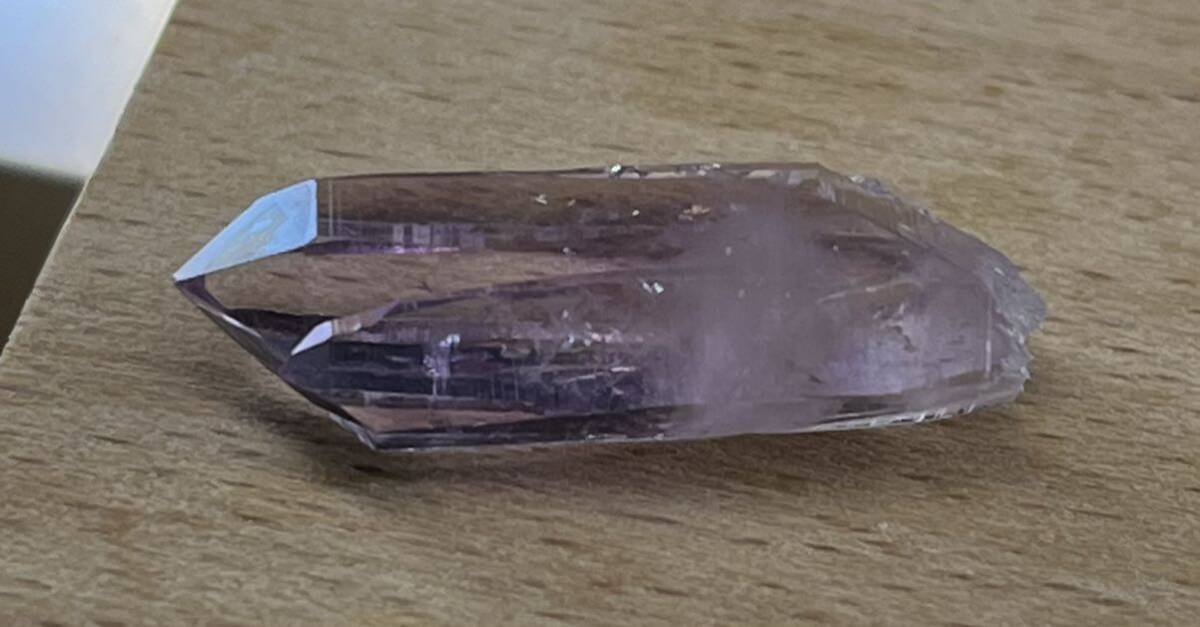 雨塚山産 紫水晶結晶原石 平行連晶 透明度高 濃い色合い トップの傷が少なく綺麗 大きさ22×7×5(mm)の画像6